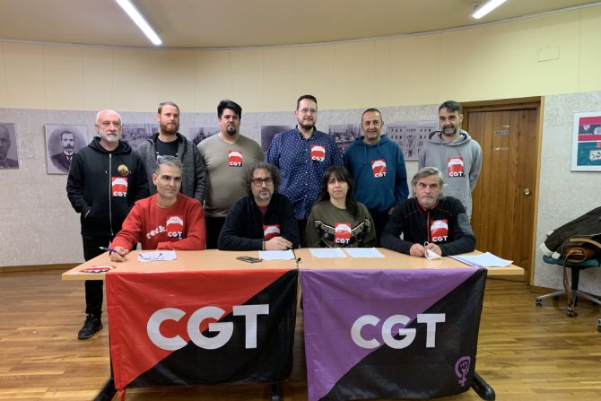 Sergio Álvarez Hombría, Acción Sindical CGT;Arancha Alfaro, secretaria general de CGT-FETAP y José Antonio Merlo, jurista de CGT, esta mañana dando una rueda de prensa para comentar la sentencia del TJUE.